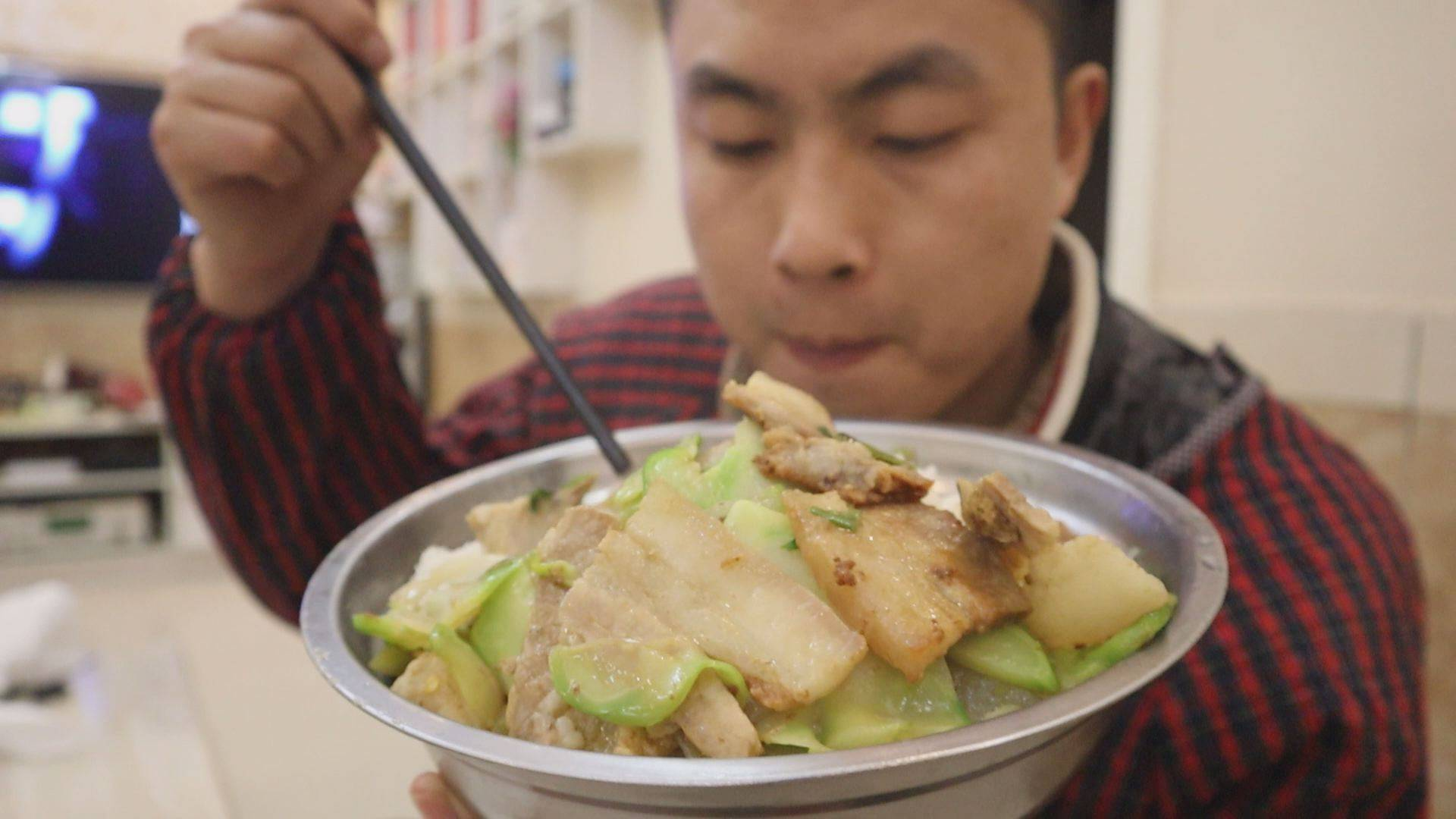 一斤肥肉炒一锅榨菜,肥肉炒榨菜是老汉的最爱,下饭吃着过瘾